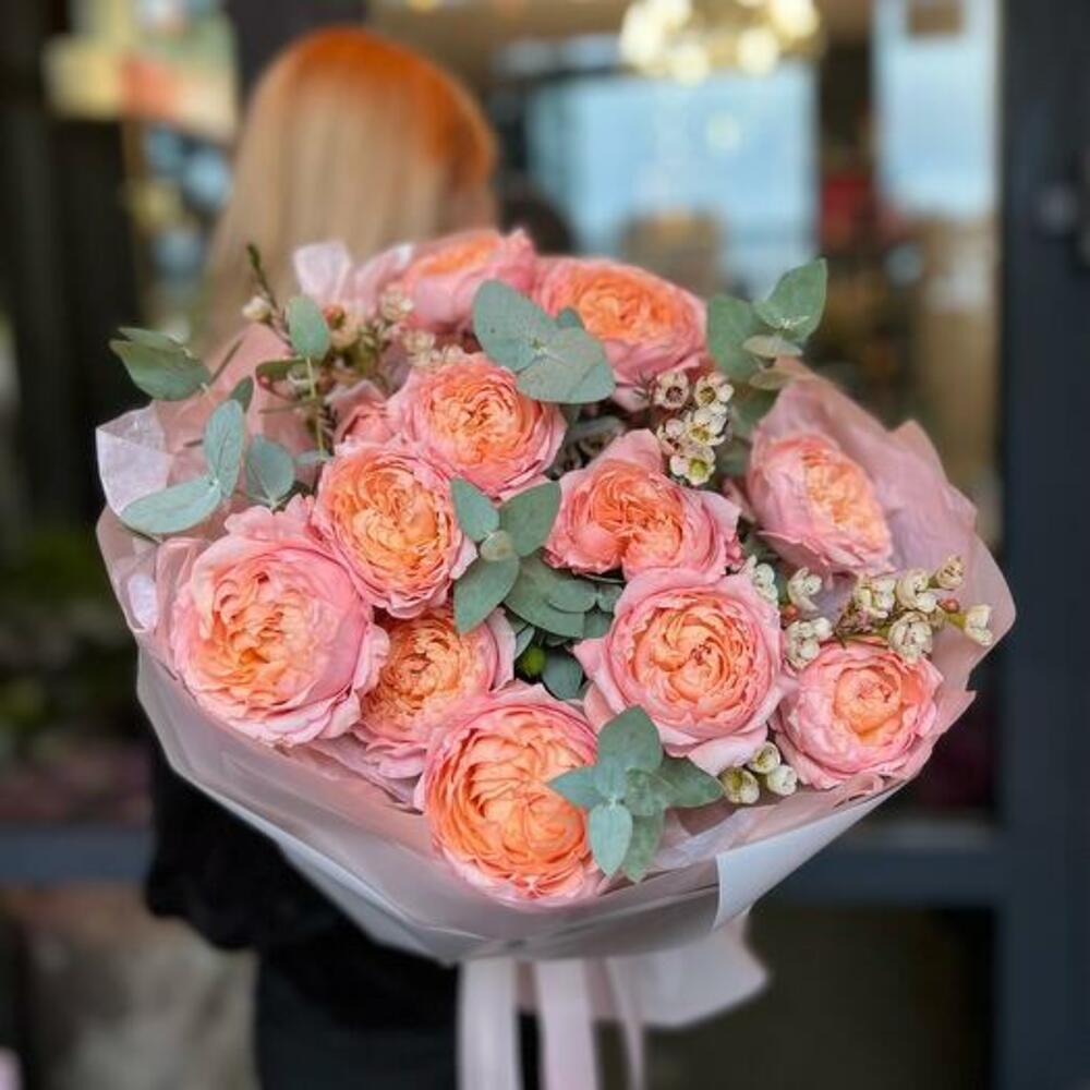 Букет из кустовой пионовидной розы, хамелациум и эвкалипт